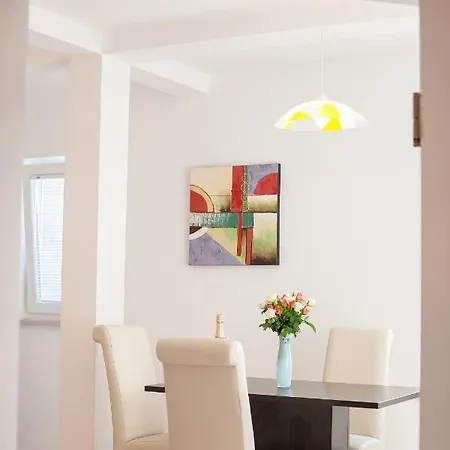 Sea & Mountain View Apartman